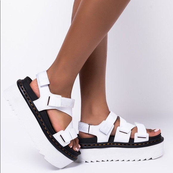 🆕 Women's Dr. Martens Kimber Sandal White Black Hydro + Logo Webbing Flatform - Picture 3 of 13